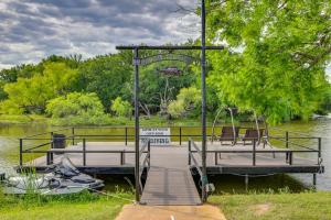 Walk to Lake Granbury! Serene Blue Iris Cabin