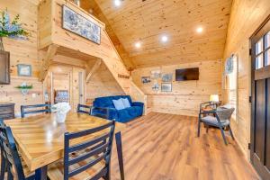 Walk to Lake Granbury! Serene Blue Iris Cabin