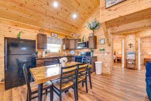 Walk to Lake Granbury! Serene Blue Iris Cabin