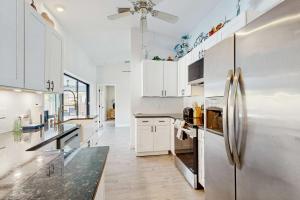 Port Charlotte Oasis Private Pool Home with Spacious Kitchen