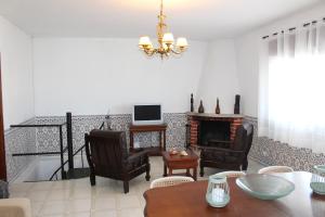 Seriz Beach House - Family Villa with Pool, BBQ & Garden Near the Beach