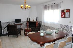 Seriz Beach House - Family Villa with Pool, BBQ & Garden Near the Beach