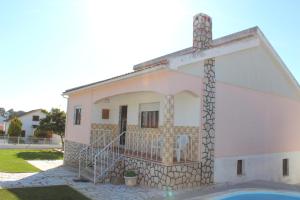 Seriz Beach House - Family Villa with Pool, BBQ & Garden Near the Beach