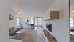 Modern Apt with Balcony, Fast Wi-Fi & Garage