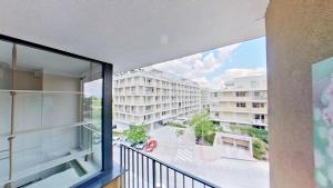 Modern Apt with Balcony, Fast Wi-Fi & Garage