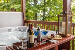 The Boulders - 5BR with Hot Tub 50mi Views Pool Table Sauna Wet Bar Dog Friendly