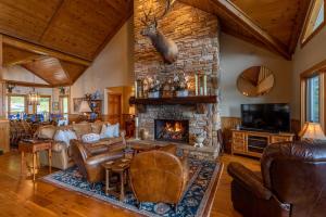 The Boulders - 5BR with Hot Tub 50mi Views Pool Table Sauna Wet Bar Dog Friendly