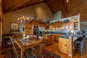The Boulders - 5BR with Hot Tub 50mi Views Pool Table Sauna Wet Bar Dog Friendly