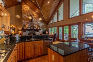 The Boulders - 5BR with Hot Tub 50mi Views Pool Table Sauna Wet Bar Dog Friendly