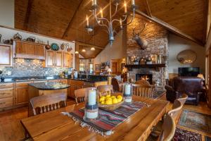 The Boulders - 5BR with Hot Tub 50mi Views Pool Table Sauna Wet Bar Dog Friendly