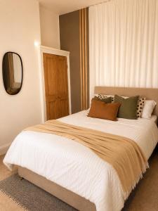 Modern 5BR Newport Home Sleeps 10 Free Parking