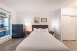 Spacious Modern 3BR Condo at UBC Quiet & Convenient