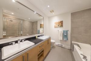 Spacious Modern 3BR Condo at UBC Quiet & Convenient