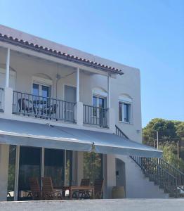 The V suites of Aegina
