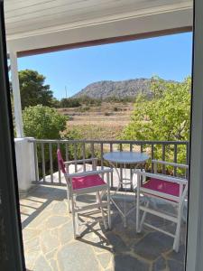 The V suites of Aegina