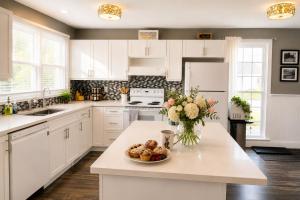 Downtown Picton Retreat - Near Sandbanks and Wineries