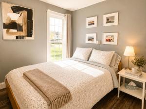 Downtown Picton Retreat - Near Sandbanks and Wineries