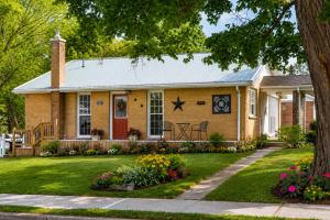 Downtown Picton Retreat - Near Sandbanks and Wineries