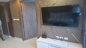 grand avenue 6th floor building a smart tv