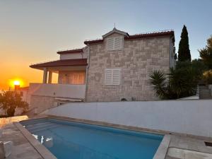 Sunset Villa