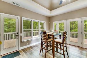 Harps Lake Family Retreat on 3 Private Acres
