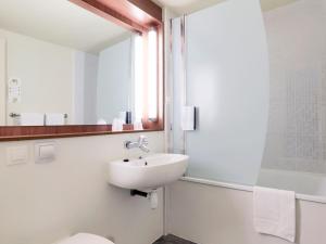 Hotels Campanile Dijon Est - Saint Apollinaire : Chambre Nouvelle Génération avec 1 Lit Double