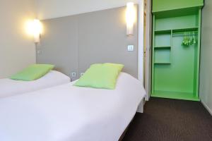 Hotels Campanile Dijon Est - Saint Apollinaire : Chambre Nouvelle Génération avec 2 Lits Simples et 1 Lit Junior