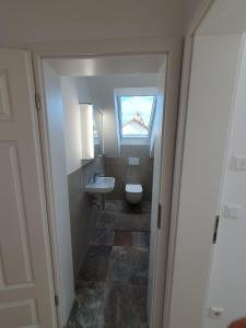 Moderne Dachgeschosswohnung in exklusiver Villa