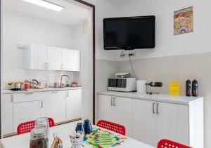 da Paola - Group Getaway - Bright Flat with Balcony WiFi & AC - Private internal Parking for motorbikes and bikes