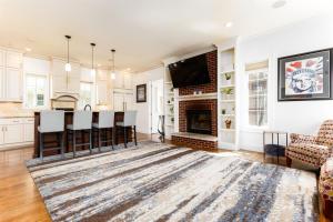 The Irish Grand4BR Home 05 Mi to ND Sleeps 20