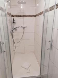 Moderne, vollausgestattete 3 BR-Wohnung zentrumnah