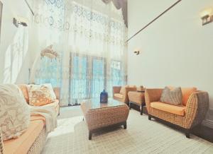 Stylish 5BR Entire House Near Vancouver Sleeps 8, Free Parking