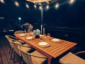 Stylish 5BR Entire House Near Vancouver Sleeps 8, Free Parking