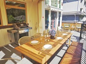 Stylish 5BR Entire House Near Vancouver Sleeps 8, Free Parking