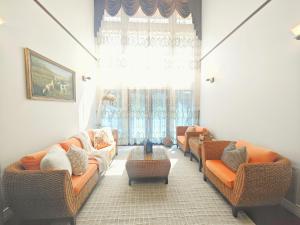 Stylish 5BR Entire House Near Vancouver Sleeps 8, Free Parking
