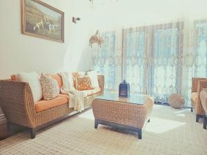 Stylish 5BR Entire House Near Vancouver Sleeps 8, Free Parking