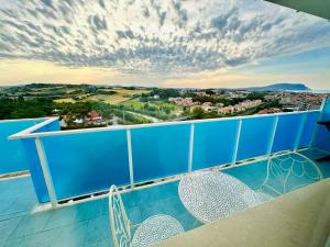 Cielo & Mare 16 a Porto Recanati con terrazza vista mare e Conero