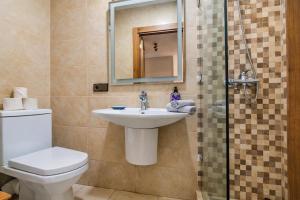 Great apartment with pool Train station 1 min away