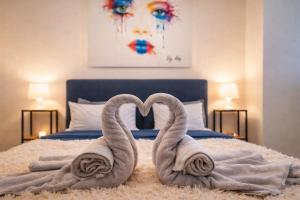 Great apartment with pool Train station 1 min away