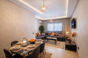 Great apartment with pool Train station 1 min away