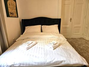 Design 3BR Apartment in Heart of Old Town with Castel & Cathedral View