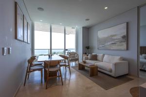 Luxe 2-BR Ocean-View Apartment with Pool Gym & Spa