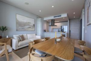 Luxe 2-BR Ocean-View Apartment with Pool Gym & Spa
