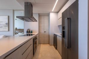 Luxe 2-BR Ocean-View Apartment with Pool Gym & Spa
