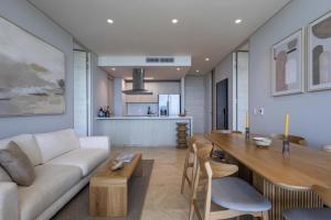 Luxe 2-BR Ocean-View Apartment with Pool Gym & Spa