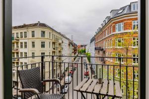 Central Apt at Enghave Plads w 2 Balconies