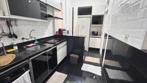Apto 2 quartos, 5 minutos da Praia, No coração de Copacabana, acomoda 5 pessoas
