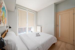 Kłobucka Comfortable Apartment by BookingHost