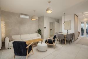 SEA STONE Sea-View Apartment with Private Garden & Terrace