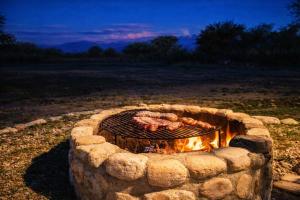 Refugio Serrano con Chimenea y Caballos